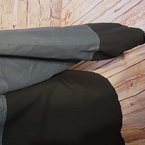 Nice Men's puffer adidas coat large - Picture 9 of 9